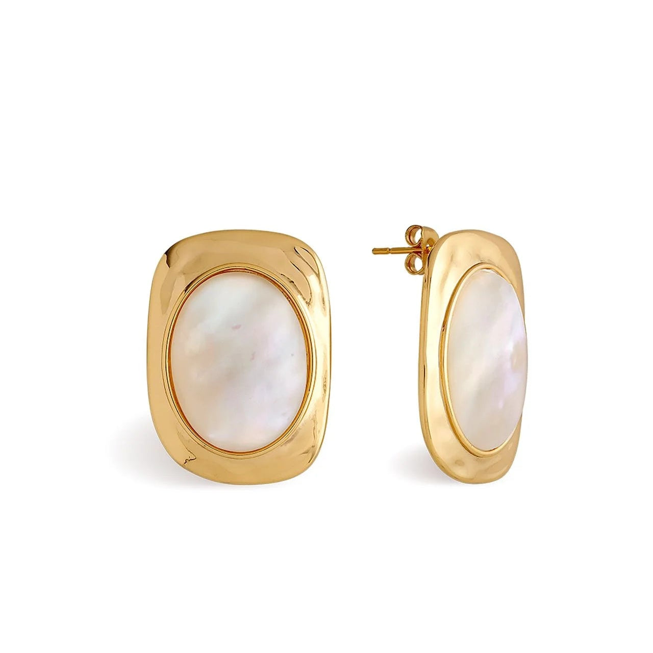 Gold hoop earrings with white母贝在白色背景上