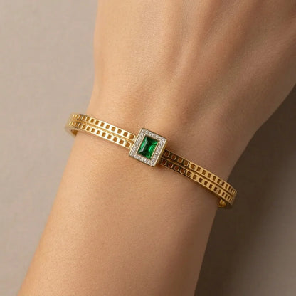 emarald stone cuff set
