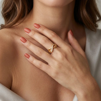Close-up of real zircon infinity loop on UNIVERSE ring by Gemz By Purpuls