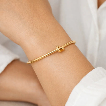 Arm worn bracelet in knot style